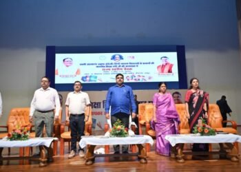 राष्ट्रगीत, राष्ट्रगान, दीप मंत्र और सरस्वती मंत्र उच्चारण के साथ हुआ कार्यक्रम का शुभारंभ