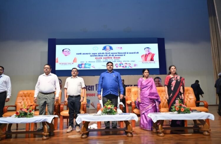 राष्ट्रगीत, राष्ट्रगान, दीप मंत्र और सरस्वती मंत्र उच्चारण के साथ हुआ कार्यक्रम का शुभारंभ