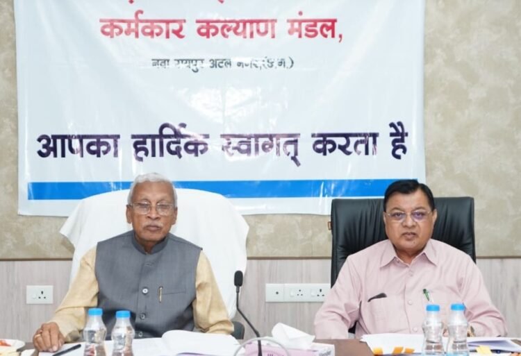 श्रमिकों के हितों की रक्षा एवं उनके समग्र विकास के लिए योजनाओं के क्रियान्वयन में पारदर्शिता एवं जवाबदेही सुनिश्चित हो : श्रम मंत्री श्री लखन लाल देवांगन