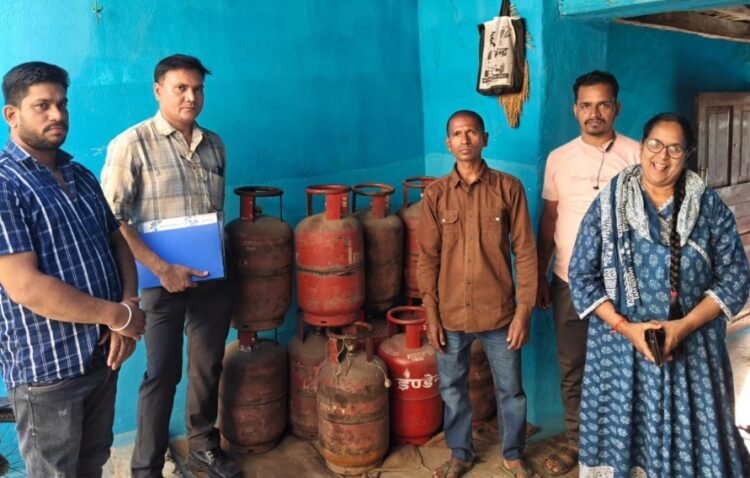 अवैध रूप से भंडारित 20 गैस सिलेण्डर जब्त