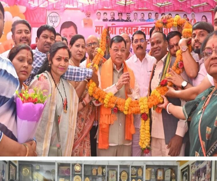 उद्योग मंत्री श्री देवांगन के जन्मदिन पर बधाई देने कार्यकर्ताओं एवं आम नागरिकों का उमड़ा हुजूम, जगह-जगह अभिनंदन एवं स्वागत