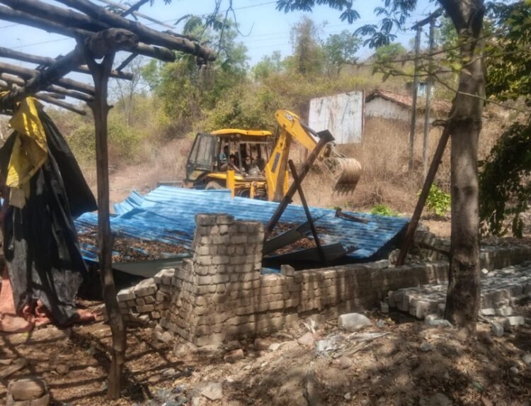 अवैध अतिक्रमण पर छत्तीसगढ़ राज्य वन विकास निगम की सख्त कार्रवाई