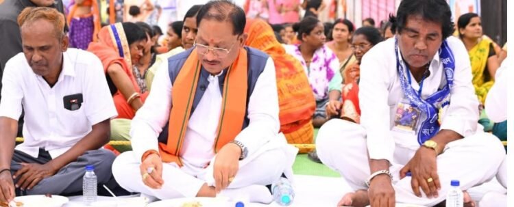 संविधान के मूल्यों को जन-जन तक पहुंचाने का संकल्प: समरसता भोज में शामिल हुए मुख्यमंत्री श्री साय