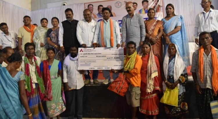 विकास की नींव रखने वाले हाथों का सम्मान