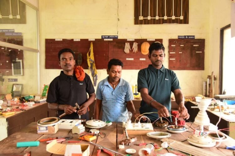 अब हथियार नहीं, हुनर से बदल रही पुनर्वासितों की जिंदगी : इलेक्ट्रीशियन ट्रेड में दिया जा रहा प्रशिक्षण