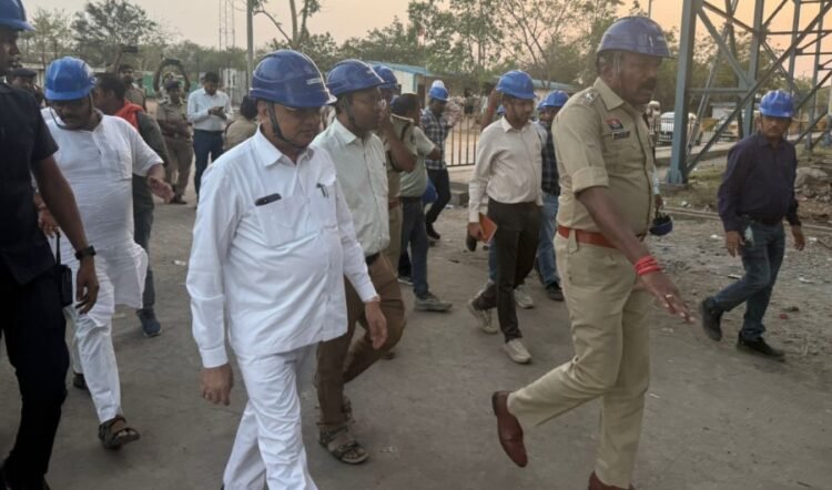 उद्योग एवं सार्वजनिक उपक्रम मंत्री श्री लखनलाल देवांगन ने किया वेदांता पावर प्लांट के घटनास्थल का निरीक्षण