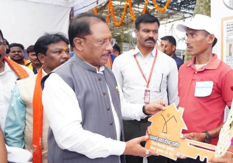 सिलगेर के माड़वी कोसा ने अपने हाथों से बनाया अपना घर, मुख्यमंत्री ने सौंपी खुशियों की चाबी