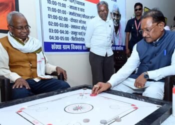 मुख्यमंत्री श्री विष्णु देव साय ने सियान गुड़ी का किया शुभारंभ : बुजुर्गों के साथ कैरम खेलकर वरिष्ठजनों का बढ़ाया हौंसला