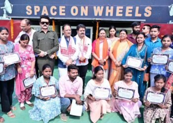 ‘स्पेस ऑन व्हील्स’ बना जशपुर के बच्चों के लिए अंतरिक्ष ज्ञान का चलता-फिरता विद्यालय