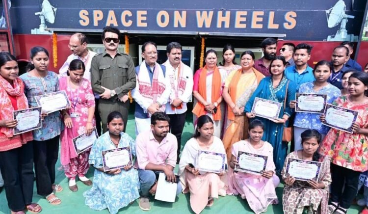‘स्पेस ऑन व्हील्स’ बना जशपुर के बच्चों के लिए अंतरिक्ष ज्ञान का चलता-फिरता विद्यालय