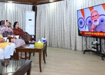 मुख्यमंत्री श्री विष्णुदेव साय ने आज राजधानी रायपुर स्थित मुख्यमंत्री निवास में प्रधानमंत्री श्री नरेंद्र मोदी के नारी शक्ति वंदन अधिनियम के सम्बन्ध में राष्ट्र के नाम प्रसारित संबोधन का श्रवण किया