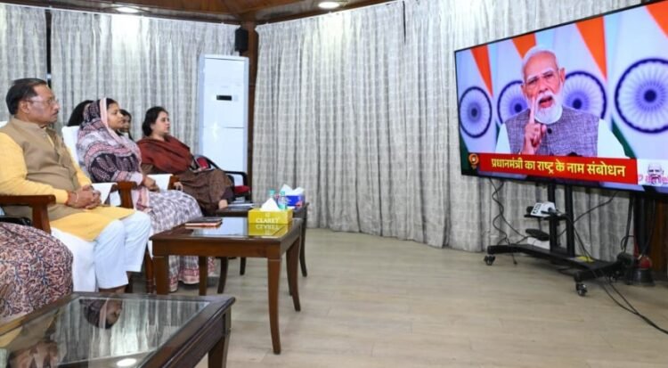 मुख्यमंत्री श्री विष्णुदेव साय ने आज राजधानी रायपुर स्थित मुख्यमंत्री निवास में प्रधानमंत्री श्री नरेंद्र मोदी के नारी शक्ति वंदन अधिनियम के सम्बन्ध में राष्ट्र के नाम प्रसारित संबोधन का श्रवण किया