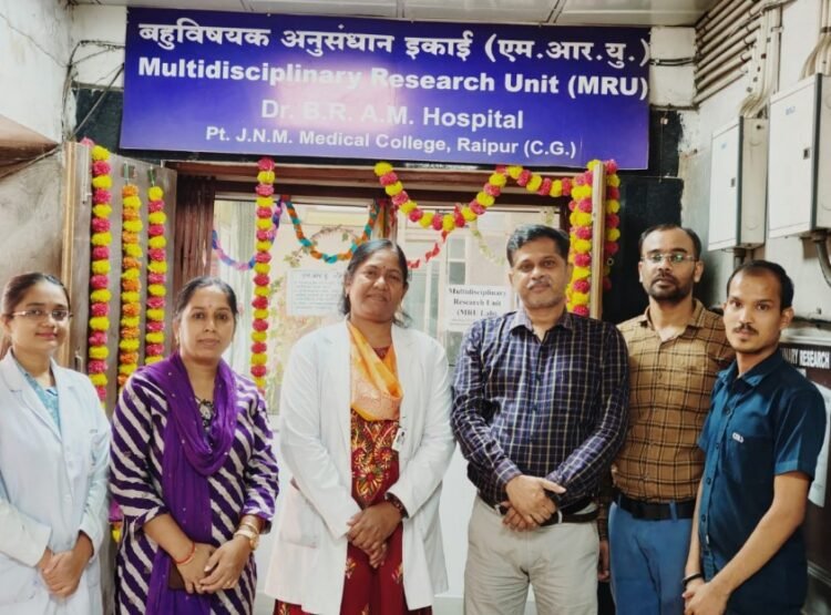 पं. नेहरू चिकित्सा महाविद्यालय एवं अम्बेडकर अस्पताल रायपुर की बड़ी उपलब्धि: सिकल सेल डायग्नोस्टिक किट राष्ट्रीय मंच पर प्रदर्शित होगी