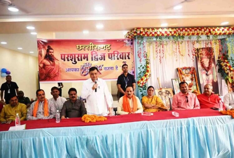 परशुराम द्विज परिवार व सर्वब्राम्हण समाज के परशुराम जयंती समारोह में पहुंचे उद्योग मंत्री व महापौर, दी अनेक सौगातें