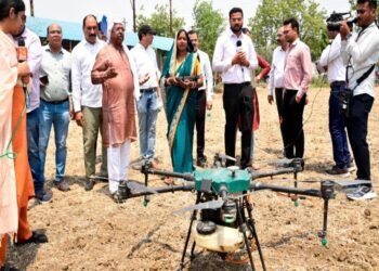 कृषि मंत्री श्री नेताम ने मिट्टी एवं बीजों की पूजा की और ट्रैक्टर चलाकर बीजों की बुआई की