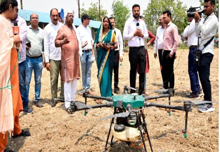 कृषि मंत्री श्री नेताम ने मिट्टी एवं बीजों की पूजा की और ट्रैक्टर चलाकर बीजों की बुआई की