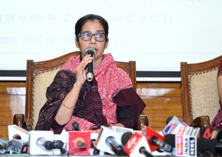 प्रमुख सचिव, कृषि विभाग, श्रीमती शहला निगार एवं संचालक खाद्य एवं आपूर्ति,डॉ फरिहा आलम सिद्दीकी तथा Oil Companies के अधिकारी आज स्थानीय सर्किट हाउस में पत्रकार वार्ता को सम्बोधित करते हुए।