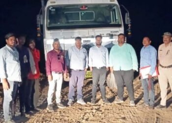 एक पोकलेन और 3 हाइवा जब्त