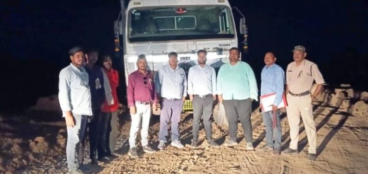 एक पोकलेन और 3 हाइवा जब्त