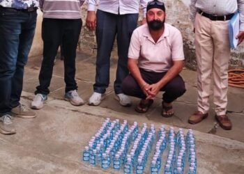 रिहायशी मकान से महाराष्ट्र निर्मित ‘संत्री’ शराब बरामद