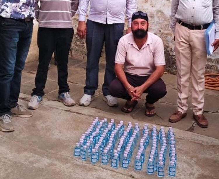 रिहायशी मकान से महाराष्ट्र निर्मित ‘संत्री’ शराब बरामद
