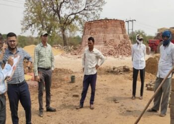 अवैध ईंट भट्ठे पर बड़ी कार्रवाई, लाखों ईंटें और लकड़ी जब्त