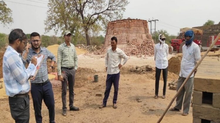 अवैध ईंट भट्ठे पर बड़ी कार्रवाई, लाखों ईंटें और लकड़ी जब्त