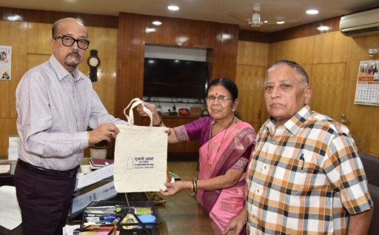 राज्यपाल श्री डेका से नो प्लास्टिक कैंपेन की ब्रांड एंबेसडर श्रीमती आप्टे ने की मुलाकात