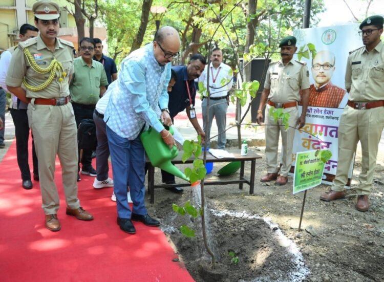 राज्यपाल श्री रमेन डेका ने ली रायपुर जिले में विकासखंड स्तरीय समीक्षा बैठक