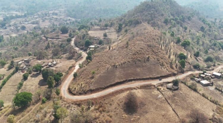 बारहमासी सड़क से जुड़ गया पहाड़ों के बीच बसा चाऊरडोंगरी