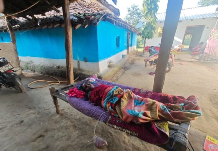 कैंसर पीड़ित महिला को जिला अस्पताल में कराया गया भर्ती, कलेक्टर ने बेहतर उपचार के दिए निर्देश