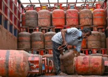 एलपीजी बुकिंग पर कंपनियों का खेल! 10 दिन लेट बुक हो रहा दूसरा सिलेंडर, कई शहरों में देर से हो रही डिलीवरी