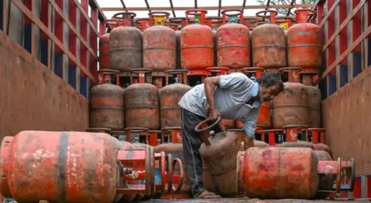 एलपीजी बुकिंग पर कंपनियों का खेल! 10 दिन लेट बुक हो रहा दूसरा सिलेंडर, कई शहरों में देर से हो रही डिलीवरी