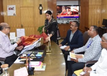 राज्यपाल ने कोसा वस्त्रों के नवाचार और बुनकरों के आर्थिक सशक्तिकरण पर दिया जोर