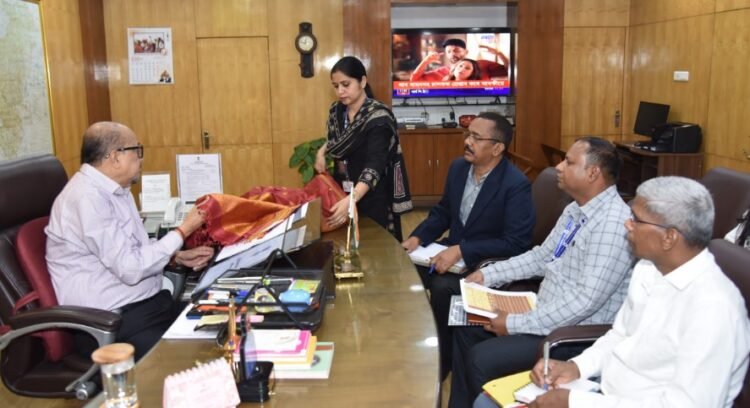 राज्यपाल ने कोसा वस्त्रों के नवाचार और बुनकरों के आर्थिक सशक्तिकरण पर दिया जोर