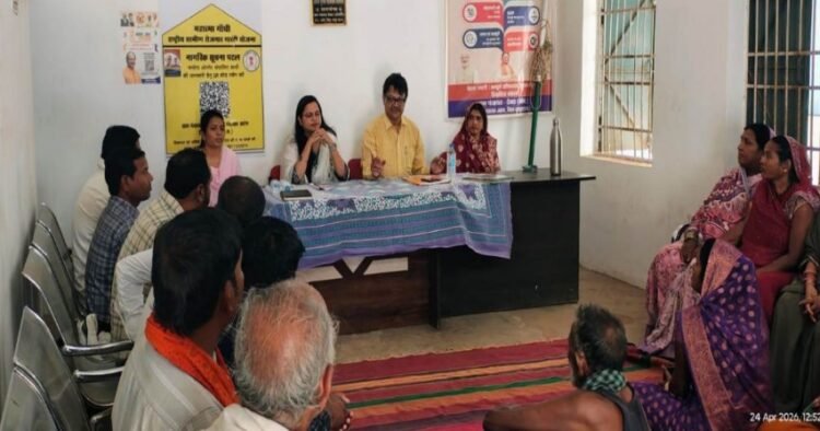 विशेष ग्राम सभा में ग्रामवासियों को जनगणना के सम्बन्ध किया जा रहा है जागरुक