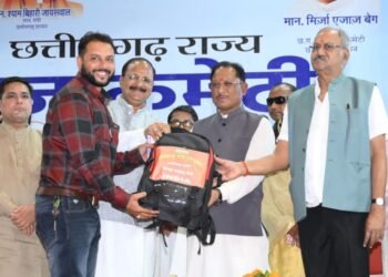 मुख्यमंत्री श्री विष्णु देव साय ने हज यात्रियों को वितरित किया फर्स्ट एड किट: सफल हज यात्रा के लिए शुभकामना देकर यात्रियों का किया स्वागत