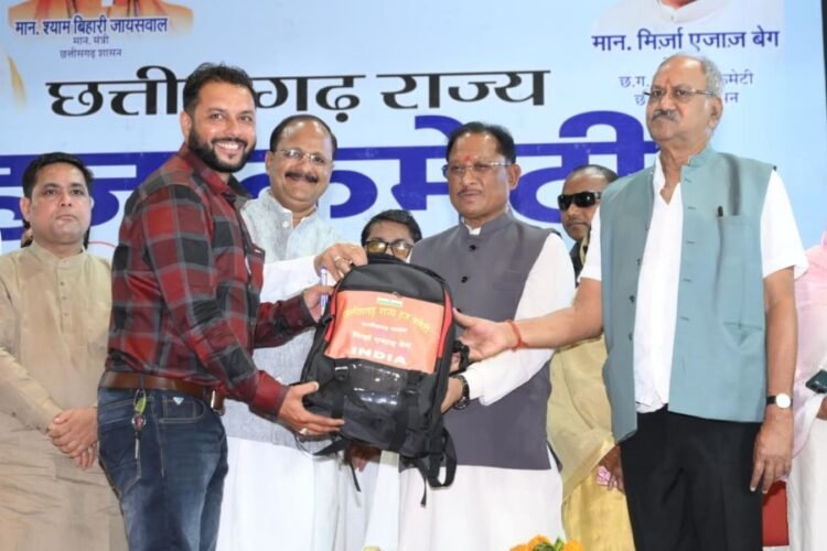 मुख्यमंत्री श्री विष्णु देव साय ने हज यात्रियों को वितरित किया फर्स्ट एड किट: सफल हज यात्रा के लिए शुभकामना देकर यात्रियों का किया स्वागत