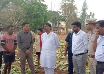 वन मंत्री श्री केदार कश्यप ने दहिकोंगा तेंदूपत्ता फड़ का किया निरीक्षण