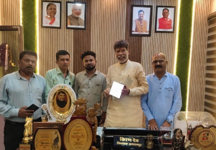 विधायक श्री किरण देव ने मोबाइल ऐप से स्वयं की अपने परिवार की जनगणना