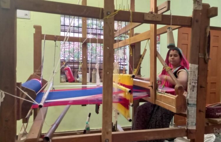 हाथ करघे से कमाई तक- ग्राम नारी की महिलाओं की सफलता का राज