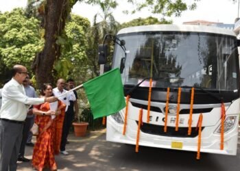 राज्यपाल डेका ने खैरागढ़ विश्वविद्यालय की नई बस को दिखाई हरी झंडी