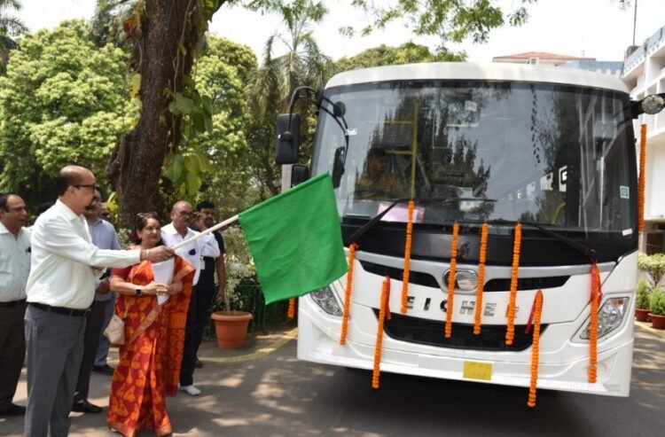 राज्यपाल डेका ने खैरागढ़ विश्वविद्यालय की नई बस को दिखाई हरी झंडी