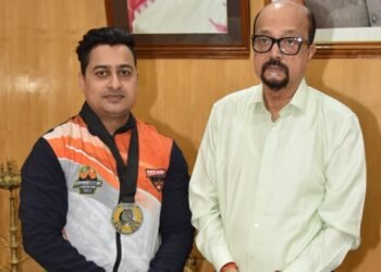 राज्यपाल श्री डेका ने स्वर्ण पदक विजेता आर्मरेसलर श्रीमंत झा को दी बधाई