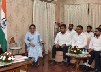 राज्यपाल श्री डेका से प्रशिक्षणरत नायब तहसीलदारों ने की सौजन्य भेंट