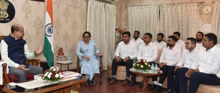 राज्यपाल श्री डेका से प्रशिक्षणरत नायब तहसीलदारों ने की सौजन्य भेंट