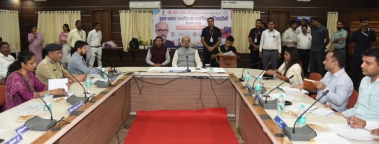 राज्यपाल श्री रमेन डेका ने ली ब्लॉक स्तरीय प्रशासनिक अधिकारियों की समीक्षा बैठक