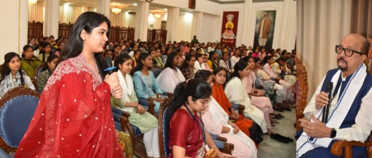 राज्यपाल श्री डेका ने महाविद्यालय की छात्राओं से हुए रूबरू