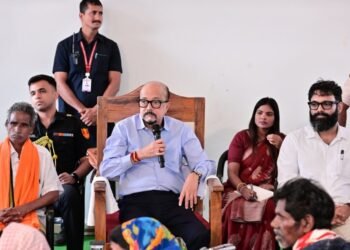 राज्यपाल श्री रमेन डेका ने ग्राम बेहराखार जाकर विशेष पिछड़ी जनजाति बिरहोर समुदायों से की आत्मीय मुलाकात