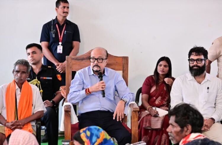 राज्यपाल श्री रमेन डेका ने ग्राम बेहराखार जाकर विशेष पिछड़ी जनजाति बिरहोर समुदायों से की आत्मीय मुलाकात